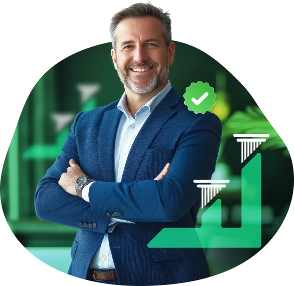 Executivo sorridente de braços cruzados em frente a fundo institucional com elementos gráficos de aprovação