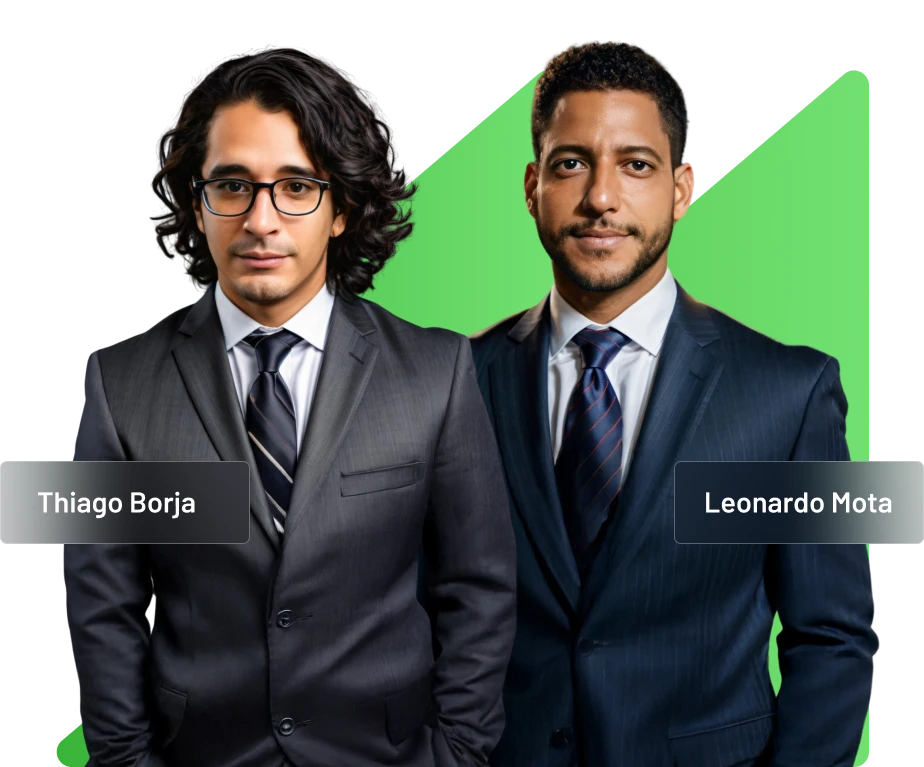 Thiago Borja e Leonardo Mota, sócios da Forecast Marketing Jurídico, usando ternos em frente a fundo verde institucional